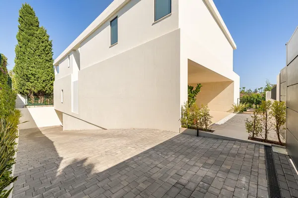 1057 m² Villa with Six Bedrooms for Sale in Marbella, Spain — photo 2