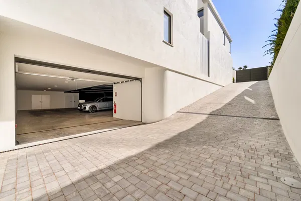 1057 m² Villa with Six Bedrooms for Sale in Marbella, Spain — photo 4