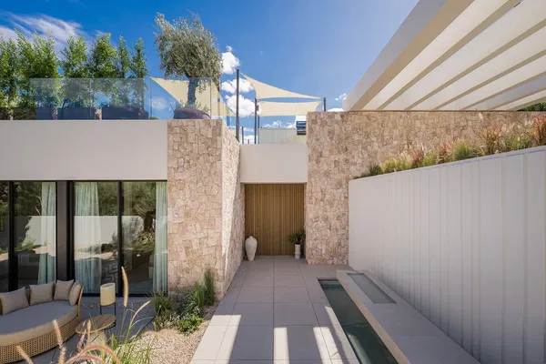 408 m² Four-Bedroom Villa for Sale in Marbella, Spain — photo 3