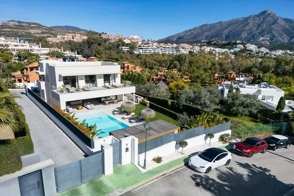 404 m² Five-Bedroom Villa for Sale in Marbella, Spain