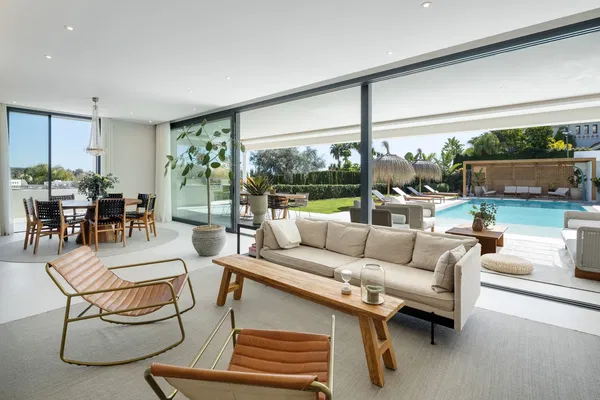 404 m² Five-Bedroom Villa for Sale in Marbella, Spain — photo 4
