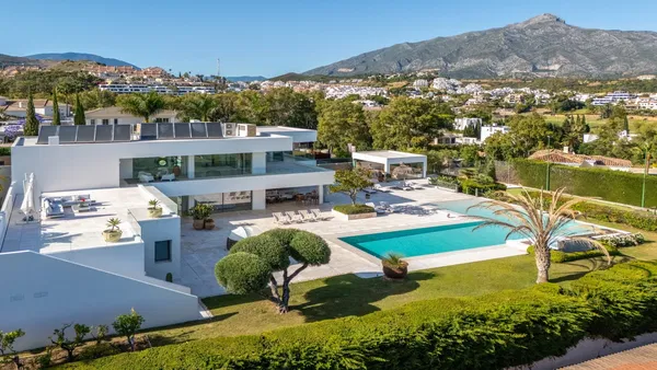 680 m² Seven-Bedroom Villa for Sale in Marbella, Spain — photo 2