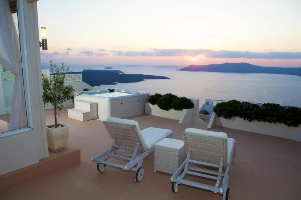 Renovated 170 m² Villa with Three Bedrooms for Sale in Santorini, Cyclades