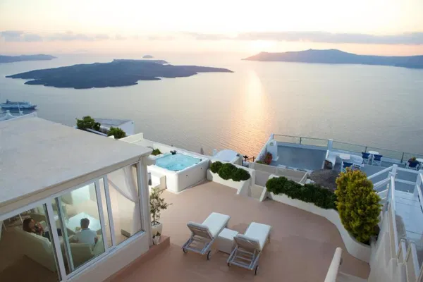 Renovated 170 m² Villa with Three Bedrooms for Sale in Santorini, Cyclades — photo 4