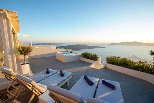 Renovated 170 m² Villa with Three Bedrooms for Sale in Santorini, Cyclades — photo 2