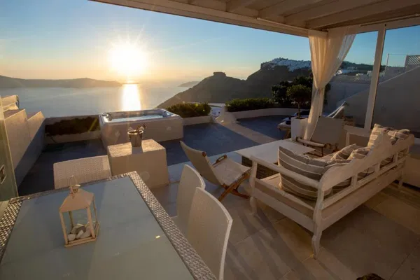 Renovated 170 m² Villa with Three Bedrooms for Sale in Santorini, Cyclades — photo 5