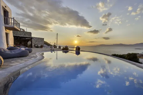 Renovated 320 m² Villa with Six Bedrooms for Sale in Mykonos, Cyclades — photo 4