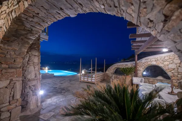 Renovated 320 m² Villa with Six Bedrooms for Sale in Mykonos, Cyclades — photo 3
