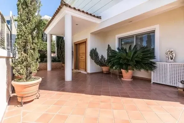 386 m² Villa with Three Bedrooms for Rent in Saronida, Attica — photo 3