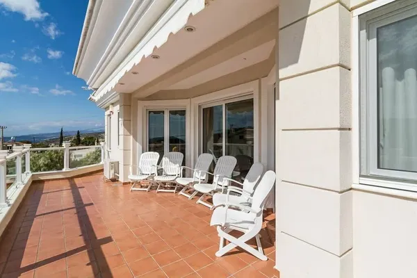 386 m² Villa with Three Bedrooms for Rent in Saronida, Attica — photo 4