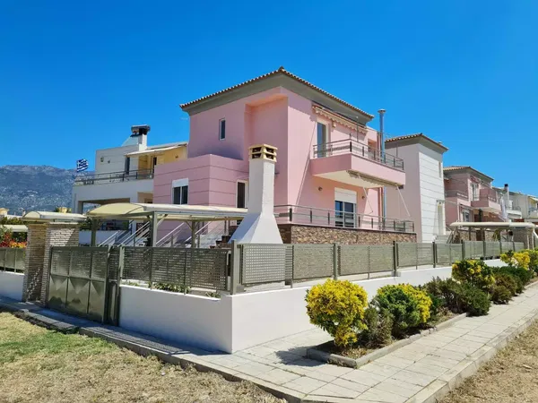 Renovated 145 m² Villa with Three Bedrooms for Sale in Loutraki, Korinthos