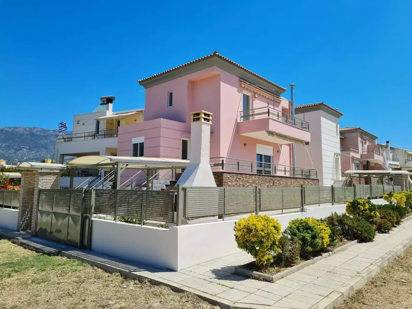 Renovated 145 m² Villa with Three Bedrooms for Sale in Loutraki, Korinthos