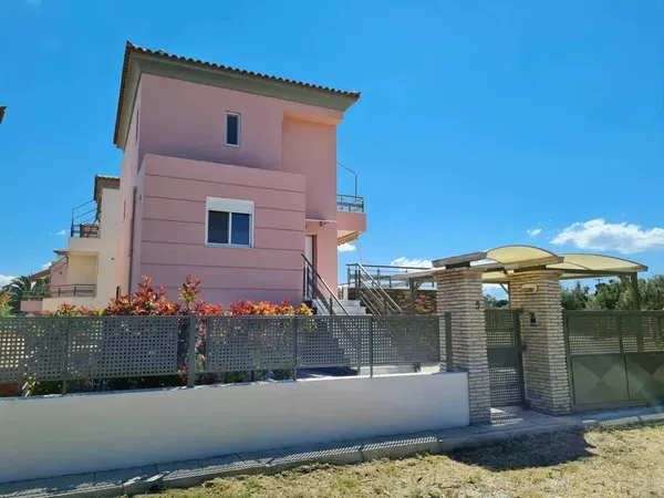 Renovated 145 m² Villa with Three Bedrooms for Sale in Loutraki, Korinthos — photo 2