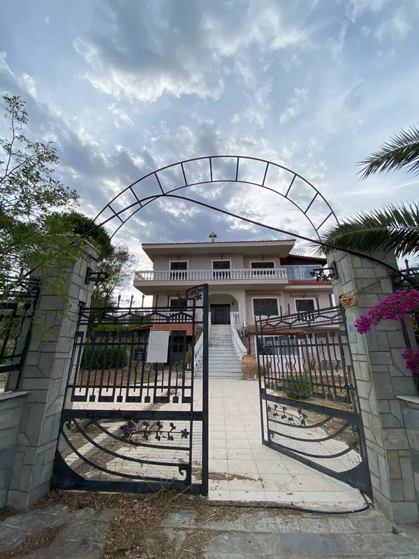 Sea-View 380 m² Villa with Seven Bedrooms for Sale in Chalkida, Sterea Hellas — photo 4