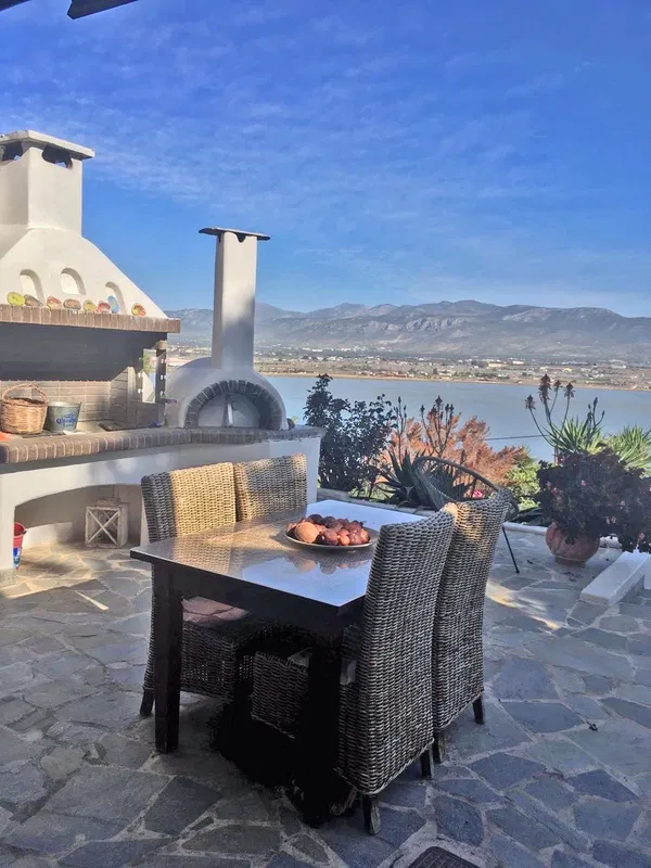 Sea View 320 m² Villa with Three Bedrooms for Sale in Megara, Attica — photo 4