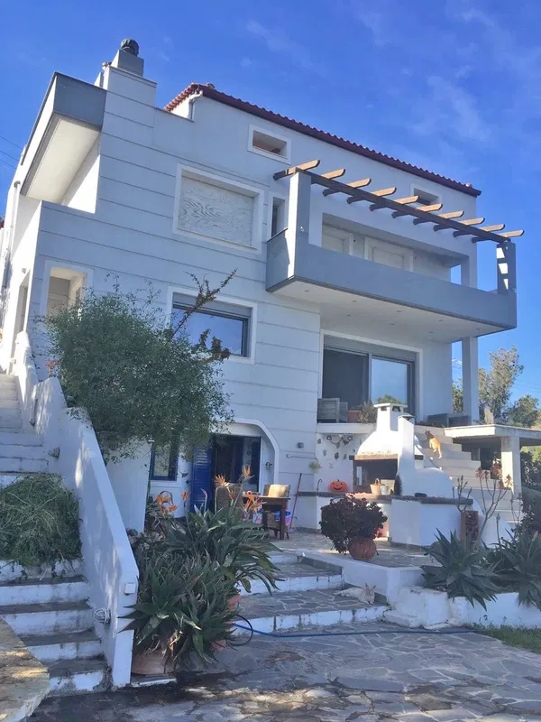 Sea View 320 m² Villa with Three Bedrooms for Sale in Megara, Attica — photo 3