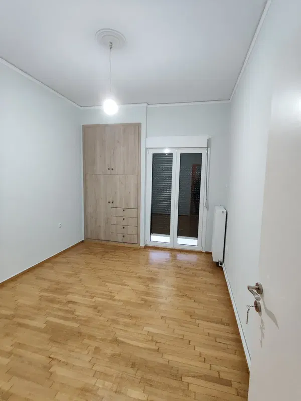 70 m² Two-Bedroom Renovated Apartment for Sale in Piraeus, Piraeus Suburbs — photo 2