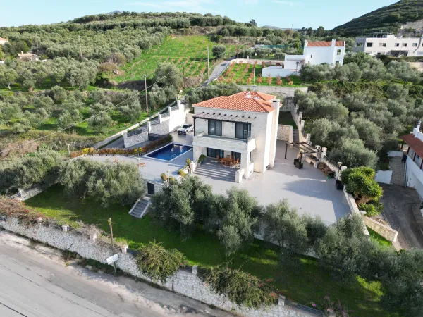 Sea-View 255 m² Villa with Four Bedrooms for Sale in Kalyves, Apokoronas — photo 3