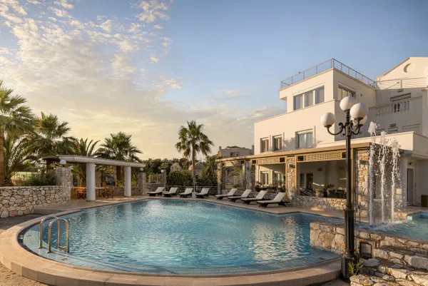 Sea View 1050 m² Villa with Twelve Bedrooms for Sale in Akrotiri, Chania — photo 4