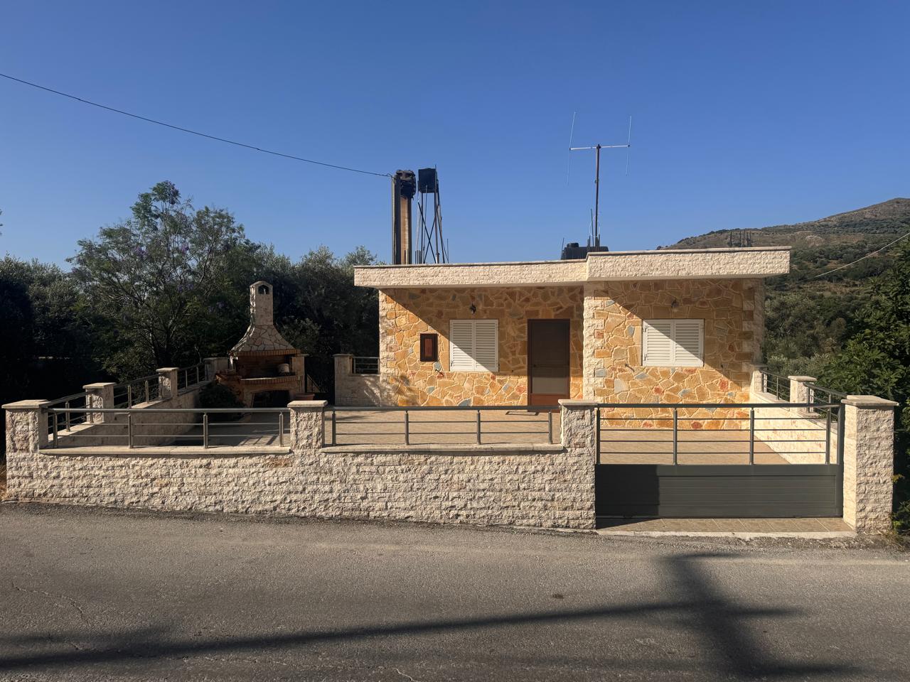 Three-Bedroom Villa for Sale in Kampanos, Kandanos-Selino