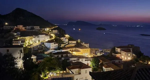 Renovated 70 m² Villa with Two Bedrooms for Sale in Hydra, Saronikos Islands — photo 3