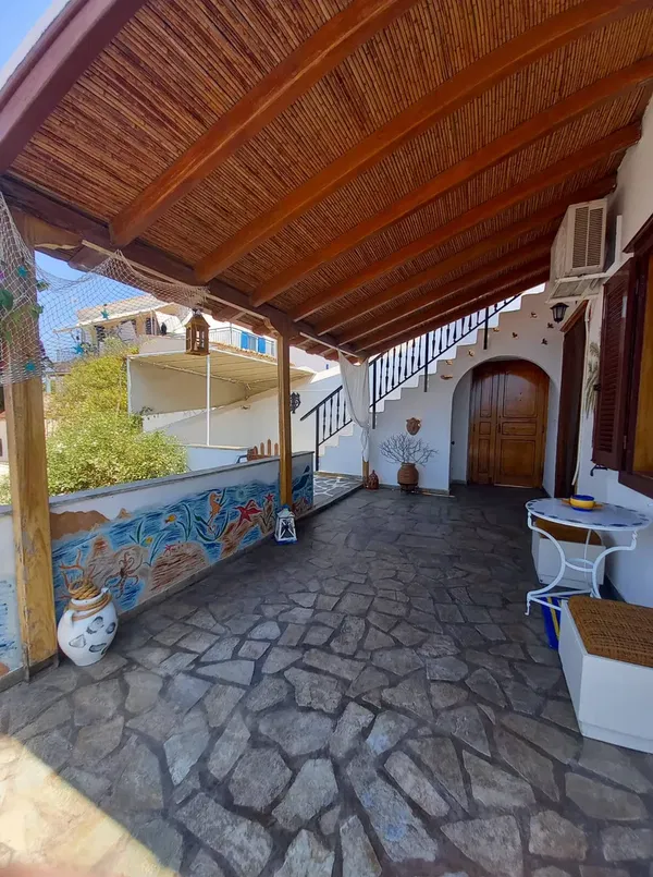 Renovated 70 m² Villa with Two Bedrooms for Sale in Hydra, Saronikos Islands — photo 5