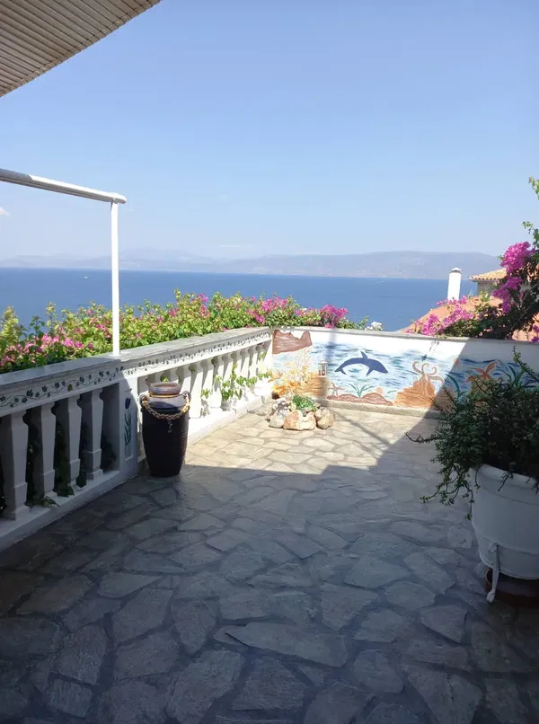 Renovated 70 m² Villa with Two Bedrooms for Sale in Hydra, Saronikos Islands — photo 2