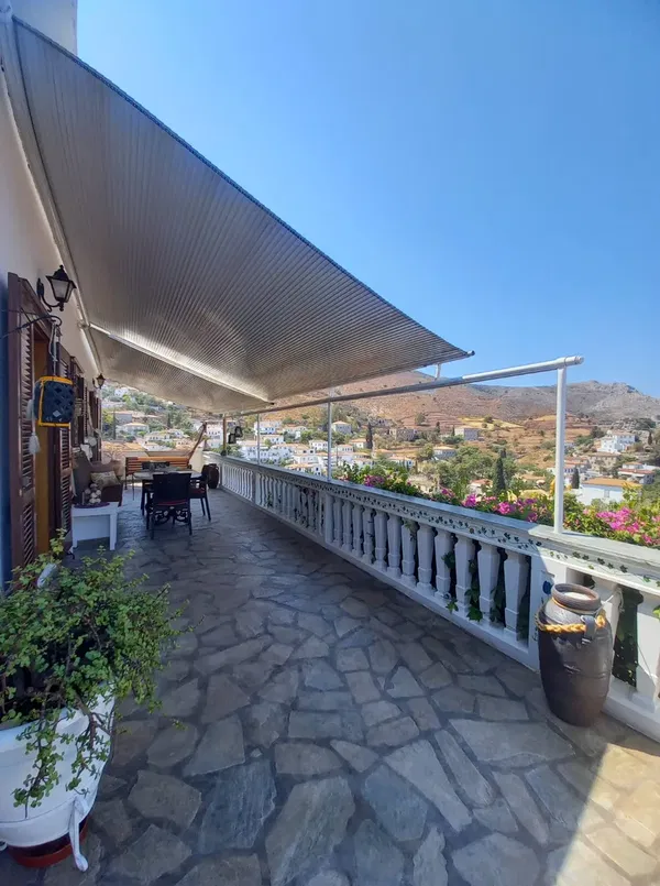Renovated 70 m² Villa with Two Bedrooms for Sale in Hydra, Saronikos Islands — photo 4