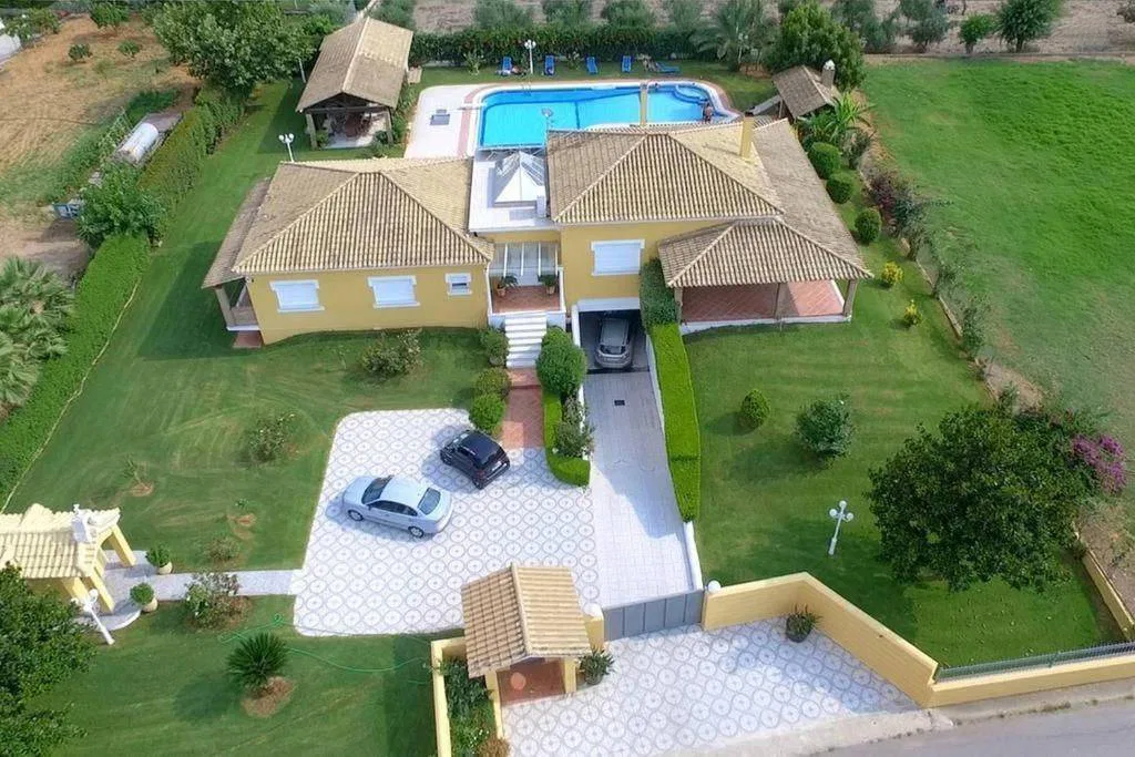 335 m² Villa with Six Bedrooms for Sale in Kalamata, Peloponnese