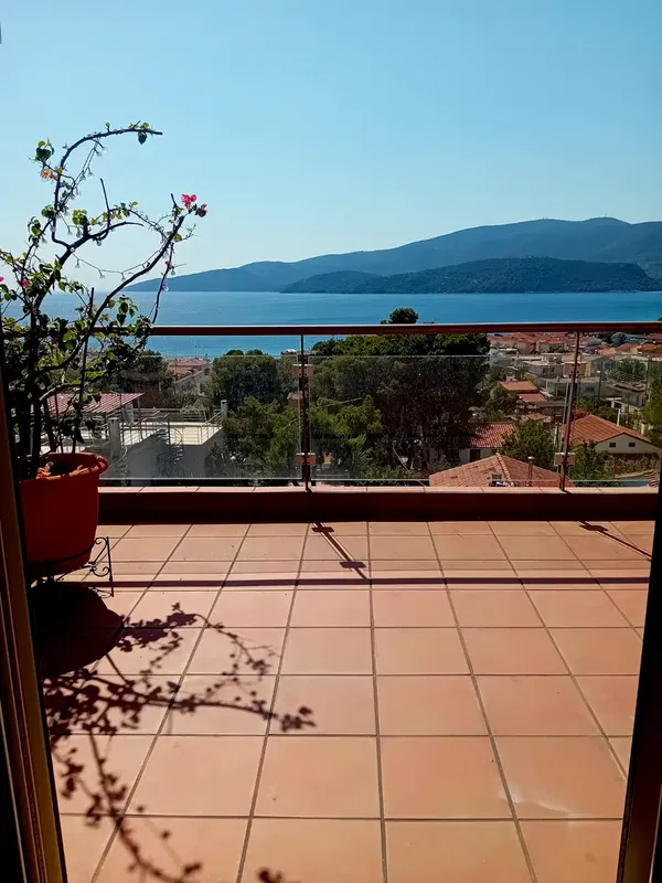 Sea-View 150 m² Villa with Three Bedrooms for Sale in Corinth, Korinthos — photo 2