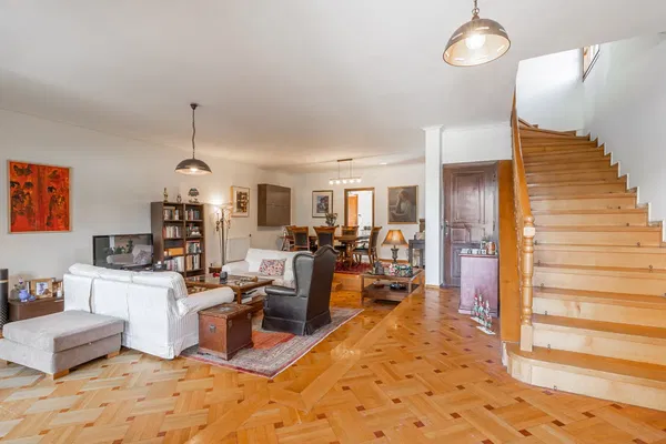 Renovated 287 m² Villa with Four Bedrooms for Sale in Alimos, Athens Southern suburbs — photo 3