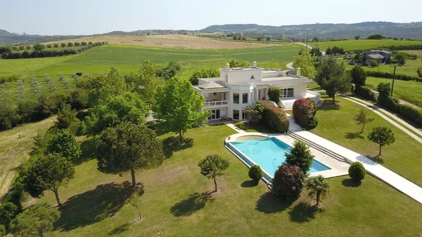 Ten-Bedroom Villa for Sale in Thermi Thessaloniki, Thessaloniki Eastern Suburbs