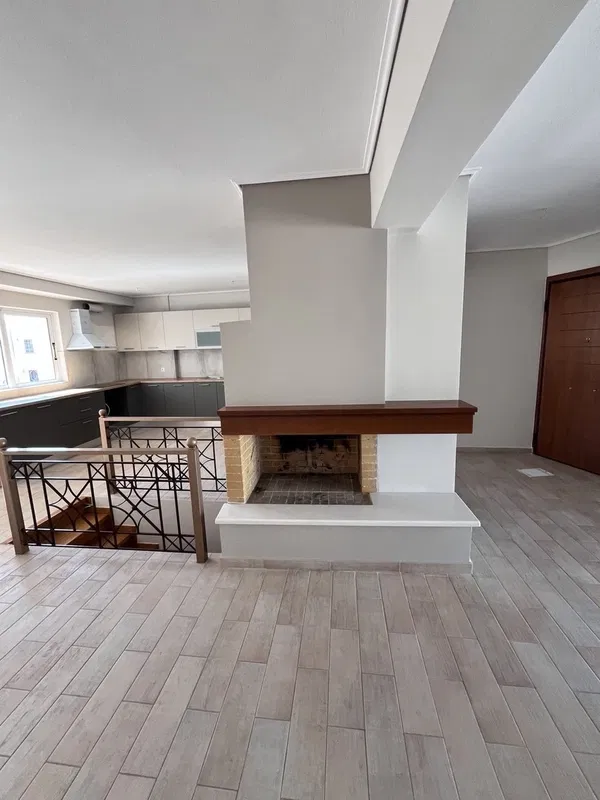 135 m² Renovated Three-Bedroom Apartment for Sale in Vyronas, Athens Eastern Suburbs — photo 2