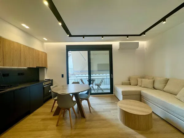 64 m² Two-Bedroom Renovated Apartment for Sale in Keratsini, Piraeus Suburbs — photo 2