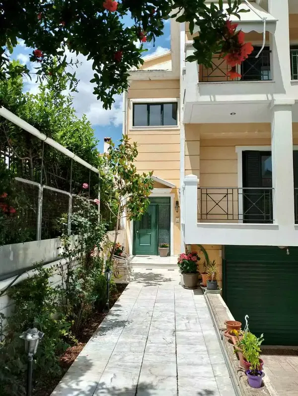 Contemporary Three-Bedroom Apartment for Rent in Agios Stefanos Athens, Athens Northern suburbs — photo 3