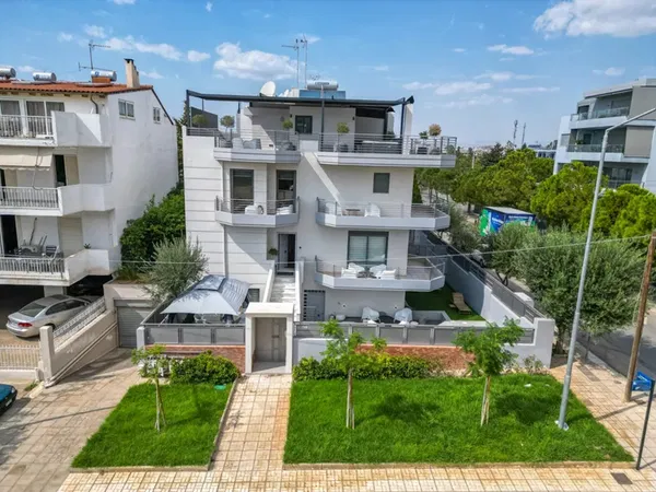 Renovated 270 m² Villa with Four Bedrooms for Rent in Glyfada, Athens Southern suburbs — photo 3