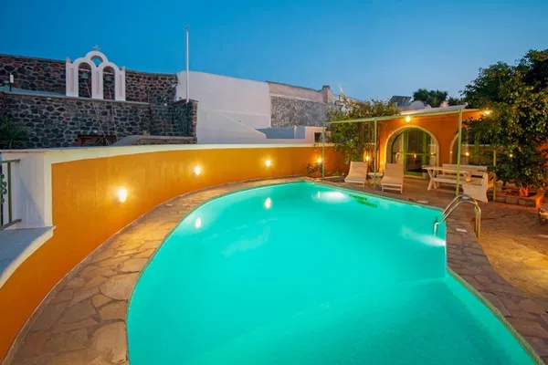 135 m² Villa with Three Bedrooms for Sale in Santorini, Cyclades