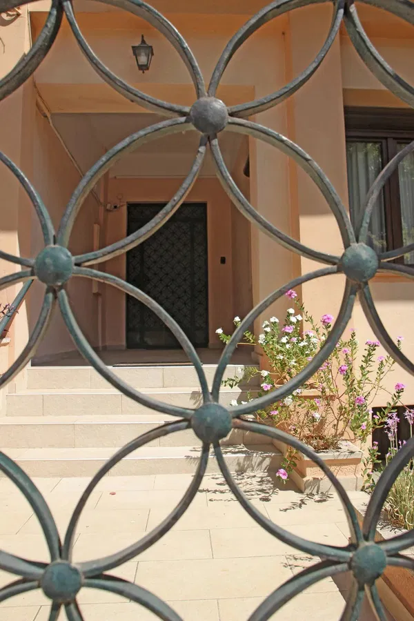 Renovated Three-Bedroom Villa for Sale in Chania — photo 2