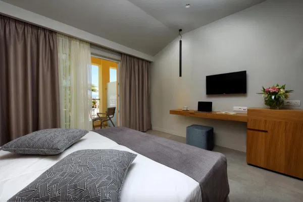 3700 m² Hotel for Sale in Corfu, Ionian Islands — photo 4
