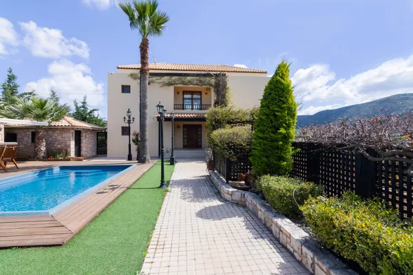 570 m² Villa with Four Bedrooms for Sale in Heraklion — photo 2