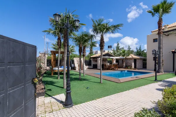 570 m² Villa with Four Bedrooms for Sale in Heraklion