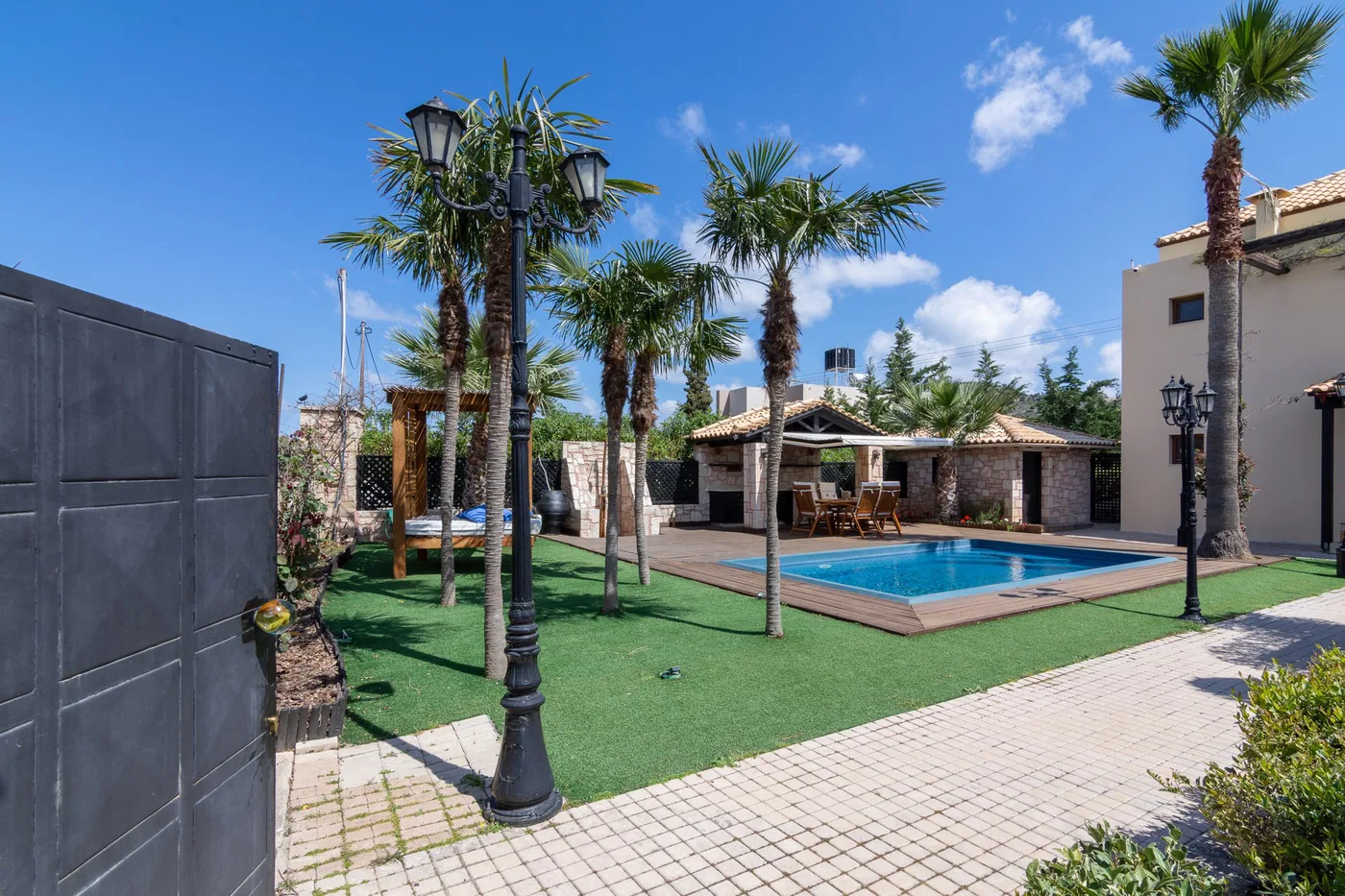570 m² Villa with Four Bedrooms for Sale in Heraklion