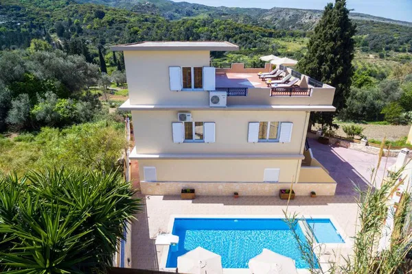 240 m² Villa with Six Bedrooms for Sale in Rethymnon — photo 2