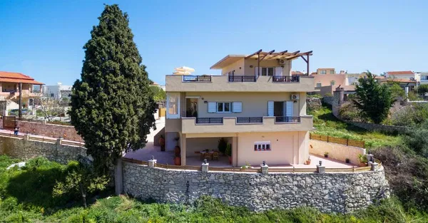 240 m² Villa with Six Bedrooms for Sale in Rethymnon
