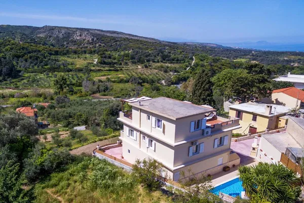 240 m² Villa with Six Bedrooms for Sale in Rethymnon — photo 4
