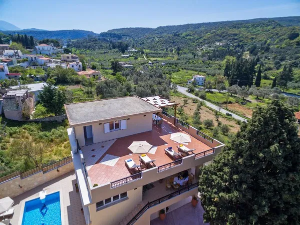 240 m² Villa with Six Bedrooms for Sale in Rethymnon — photo 5