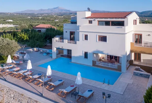 Seafront 585 m² Villa with Five Bedrooms for Sale in Rethymnon — photo 4