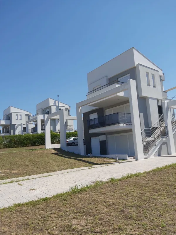 Sea-View 200 m² Villa with Three Bedrooms for Sale in Thermi Thessaloniki, Thessaloniki Eastern Suburbs — photo 2