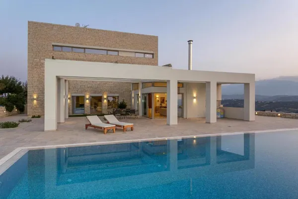 680 m² Villa with Seven Bedrooms for Sale in Heraklion — photo 2