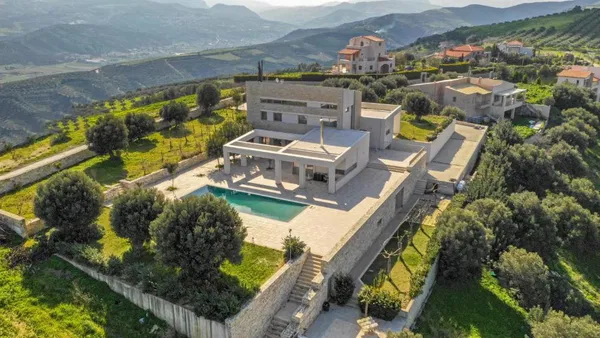 680 m² Villa with Seven Bedrooms for Sale in Heraklion — photo 3